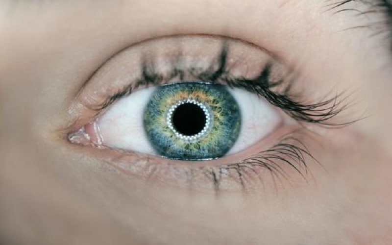 7 طرق آمنة لتنظيف العين من