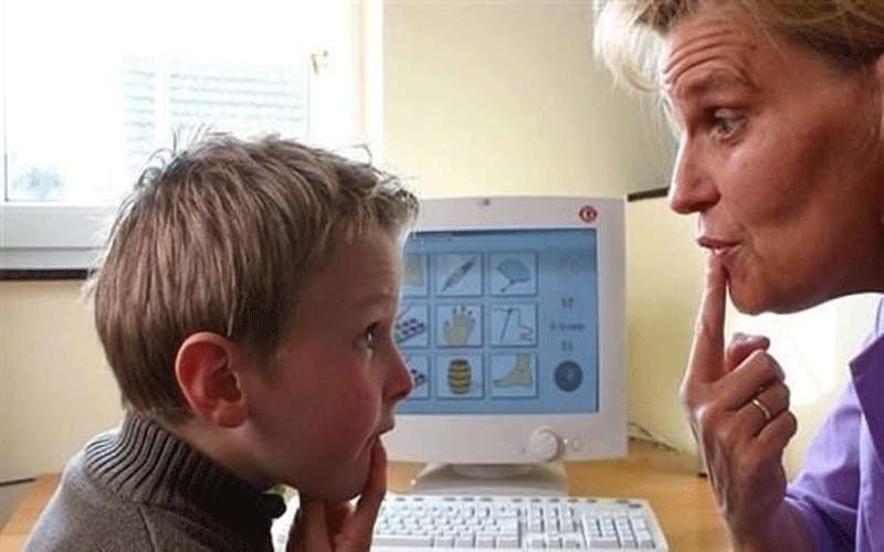 كيف تتعامل مع طفلك المصاب بالتأتأة؟