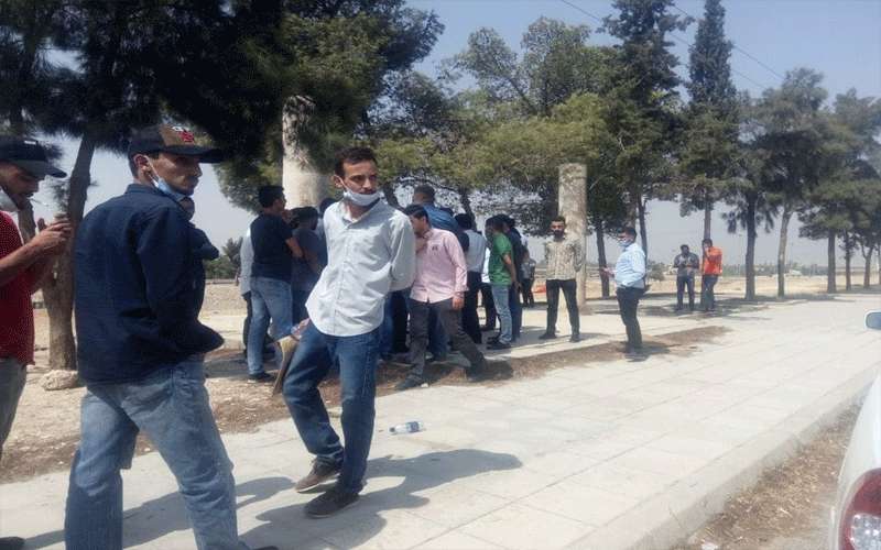 بالصور .. ذيبانيون يحتجون أمام جامعة