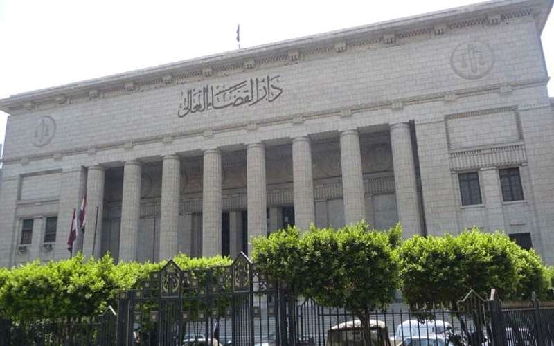 الإعدام لمصري ذبح والدته خلال أدائها