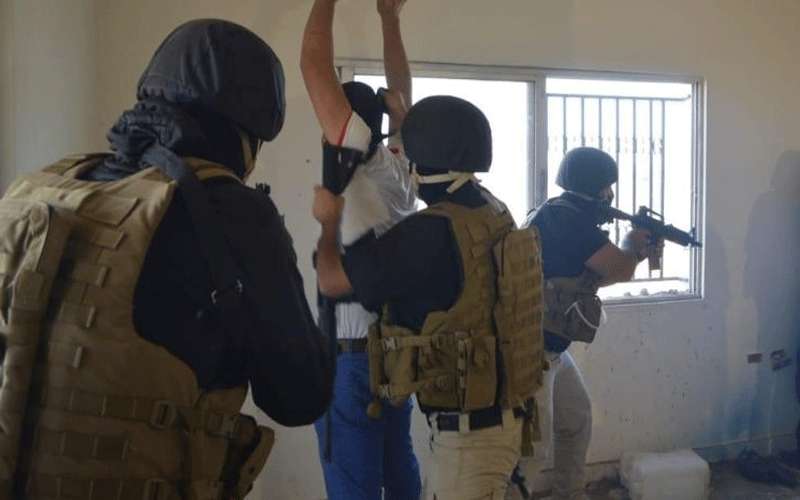 القبض على 3 مطلوبين خطيرين بقضايا