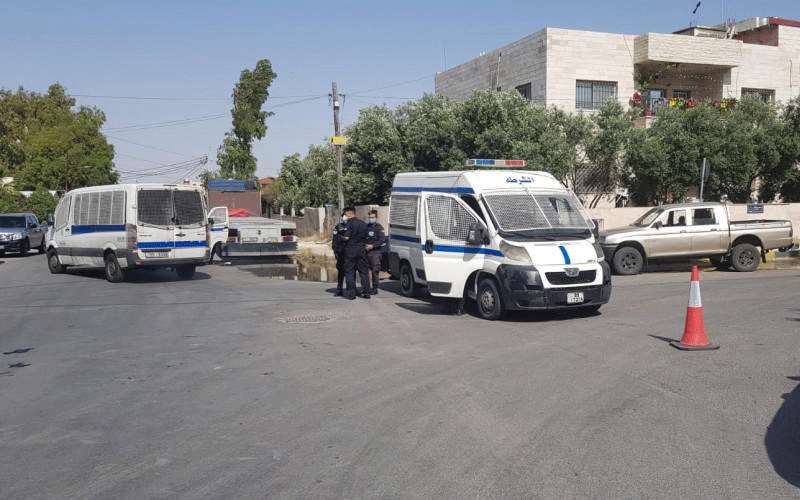 عزل 9 بنايات في الزرقاء