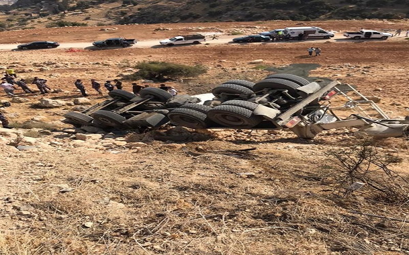 تدهور شاحنة نقل اسمنت في السلط