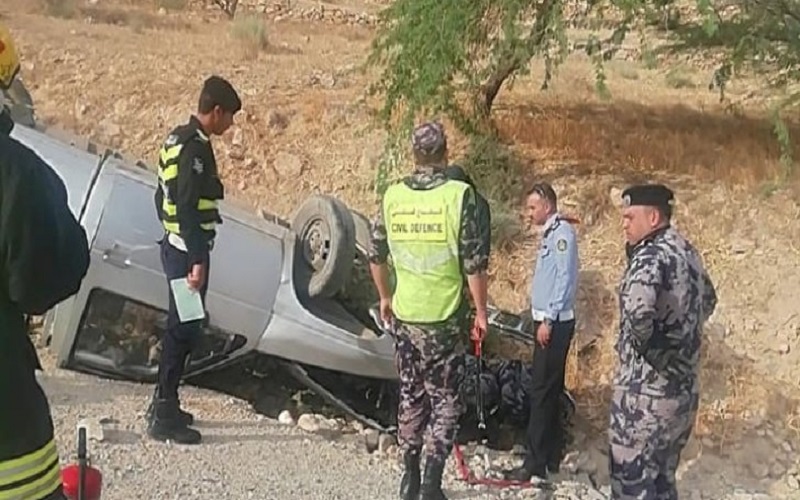 3 إصابات بتدهور مركبة على طريق