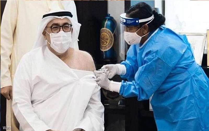 وزير الصحة الإماراتي يتلقى الجرعة الأولى