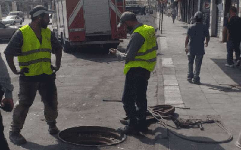 إنقاذ مهندس فقد وعيه داخل عبارة