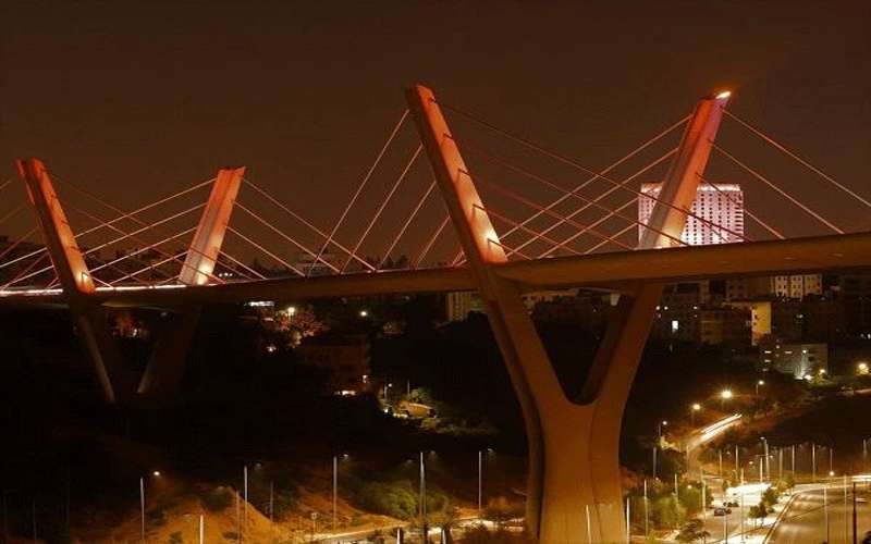 أمانة عمان تضيء جسر عبدون باللون