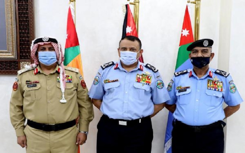 مدير الأمن العام يكرم ضابطين متقاعدين