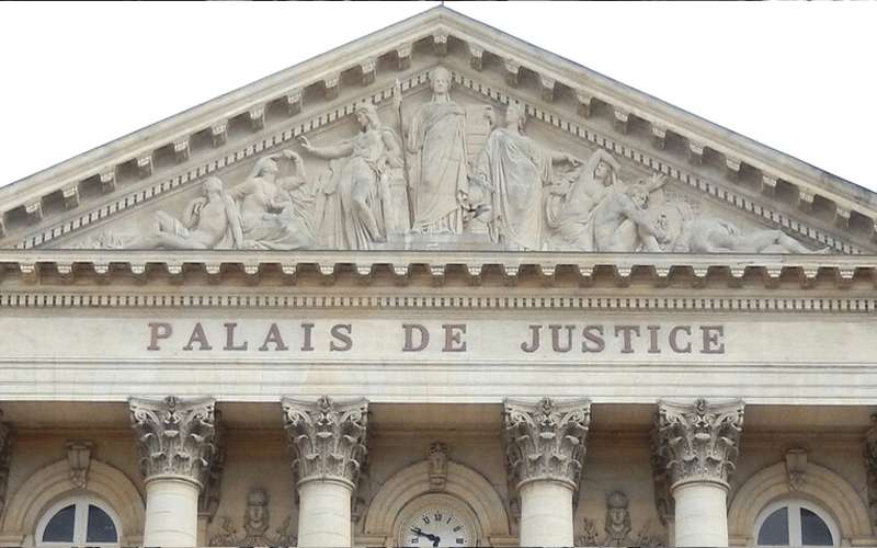 فرنسا.. تغريم مسلم لرفضه مصافحة امرأة