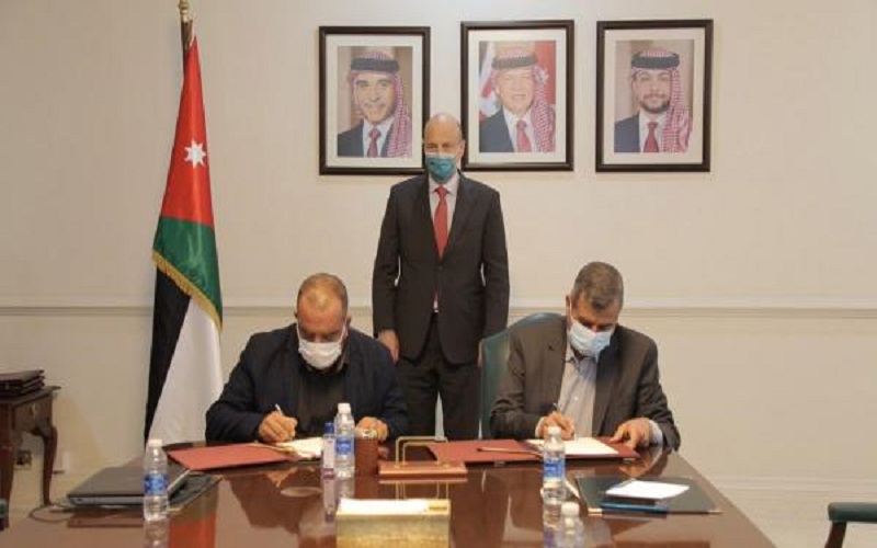 الرزاز: لن نقبل زراعة العمالة الوافدة