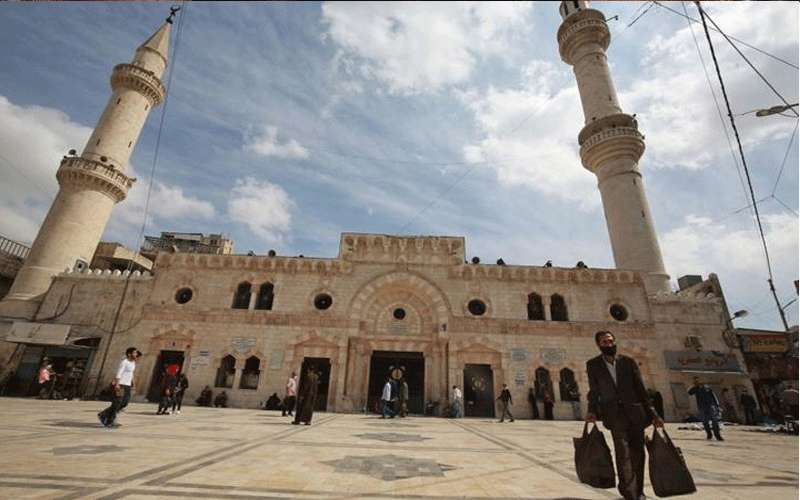 توصية بإعادة فتح دور العبادة والمقاهي