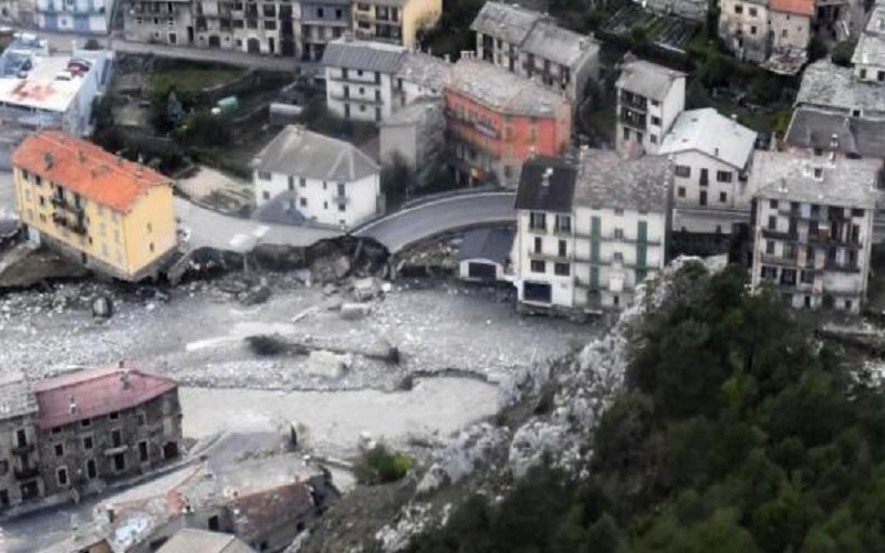 فيضانات عارمة تجرف جثث الموتى في