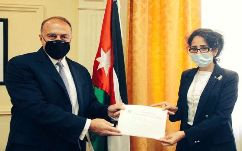 الخارجية تتسلم نسخة من أوراق اعتماد