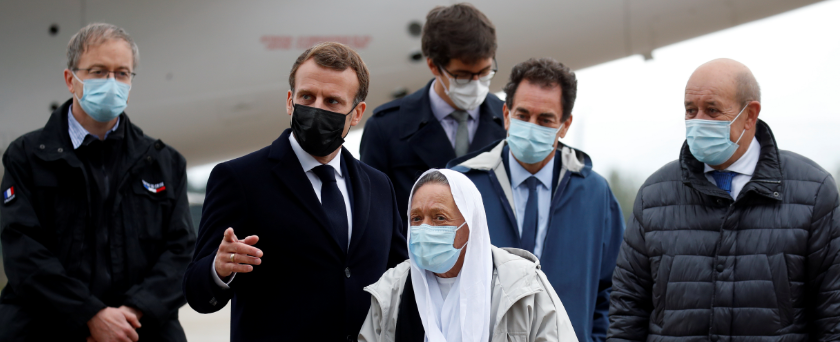 قضت 4 سنوات مختطفة.. ماكرون يستقبل