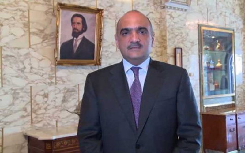 التحقيق مع رئيس وزراء أسبق ووزير