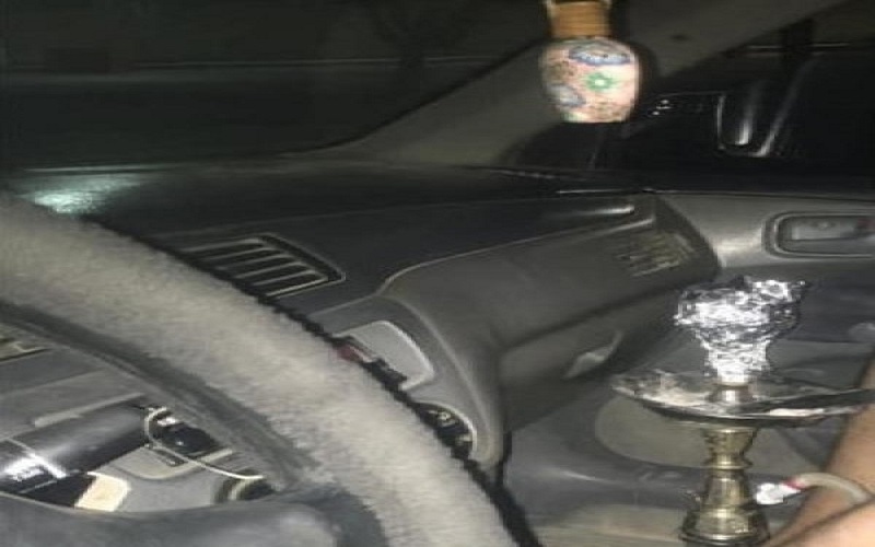 ضبط سائق يدخن الأرجيلة على طريق