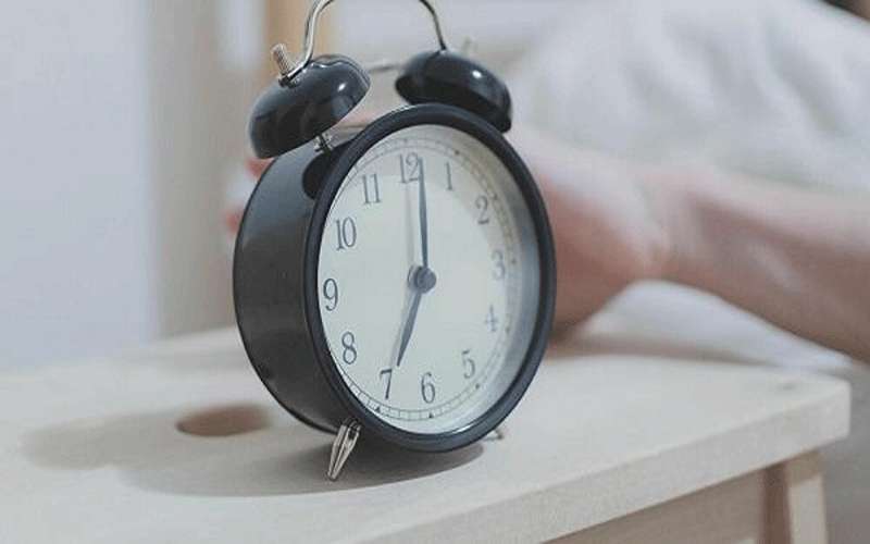 أفضل طريقة للاستيقاظ بسهولة دون منبه