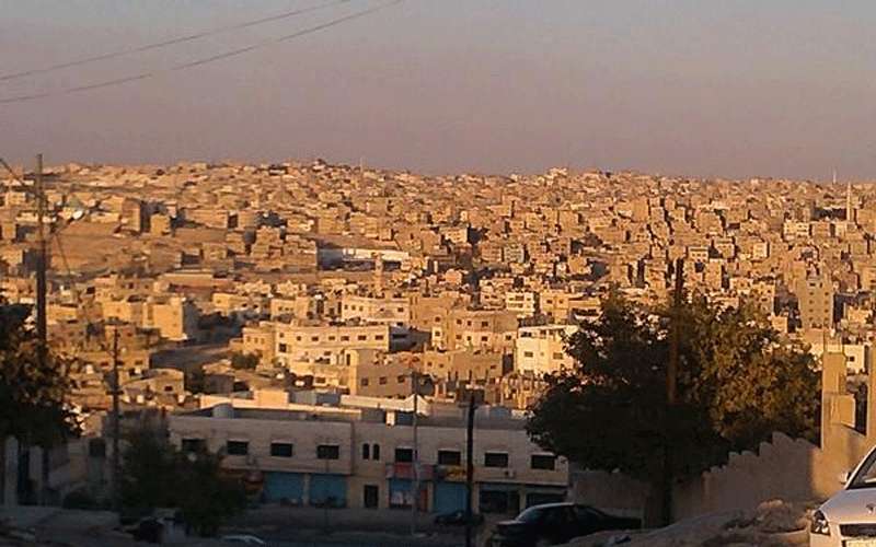 بتر يدي شاب وفقء عينيه بداعي