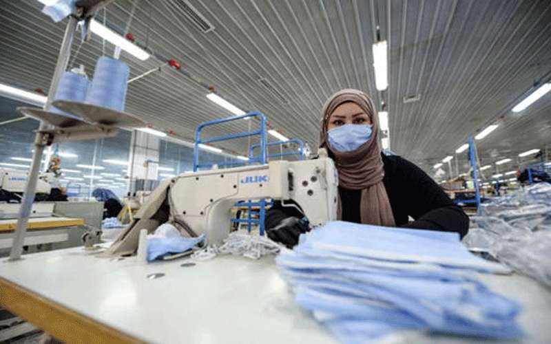 ضبط كمامات مخالفة بمشغل خياطة في