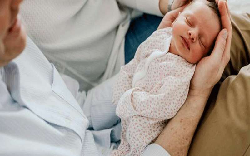 بلدة إيطالية تستقبل أول مولود منذ