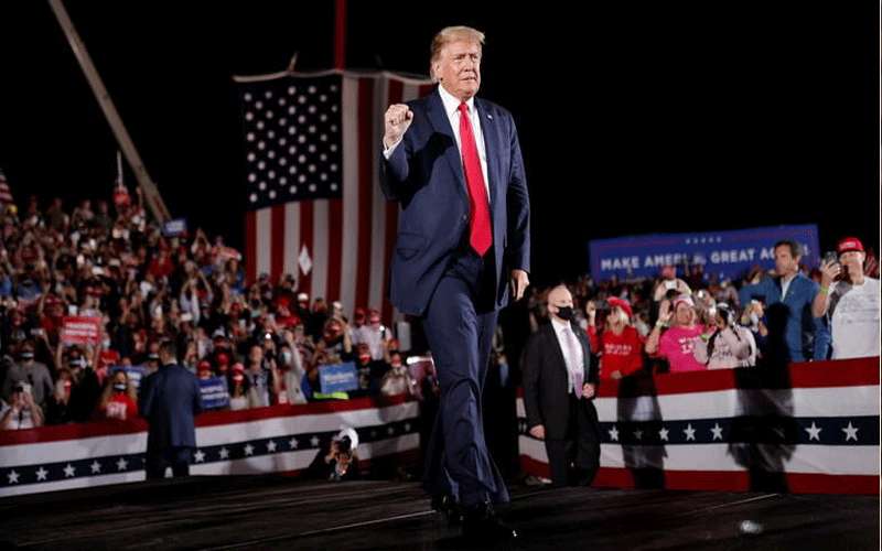 ترامب ساخرا: سأغادر البلاد إن انهزمت