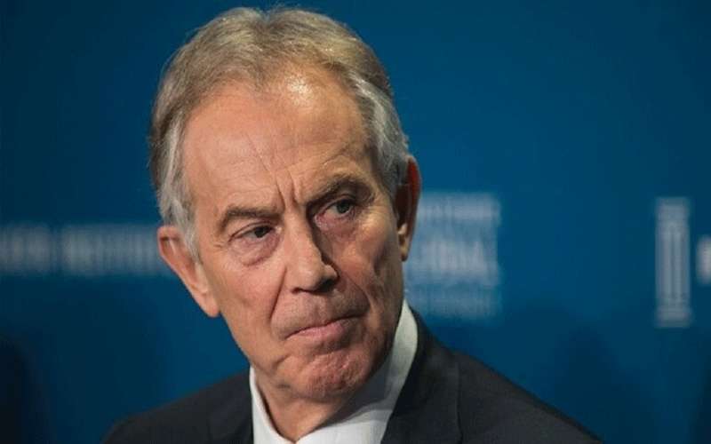 انتقادات تطال طوني بلير بعد تصويره