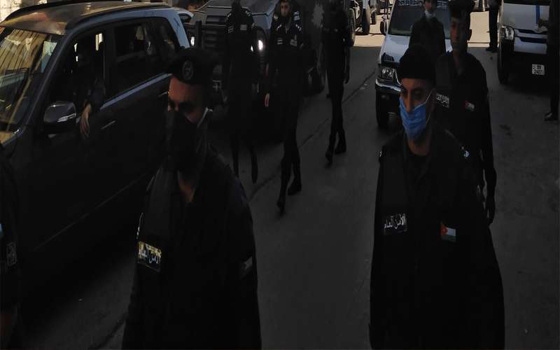 بالصور .. القبض على مطلوب بحقة