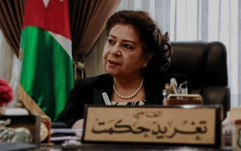 حكمت تؤدي اليمين الدستورية أمام الملك