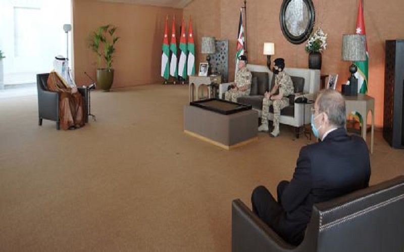 الملك يتسلم رسالة من أمير الكويت