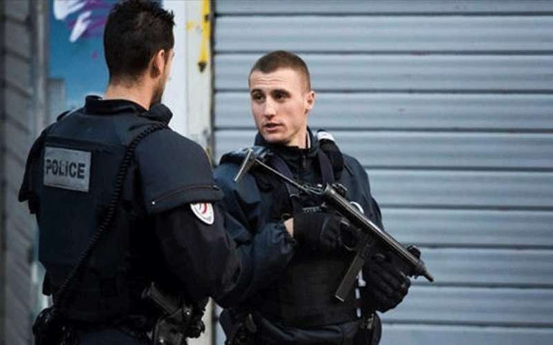 فرنسا : اعتقال 3 ناشطات ألصقن