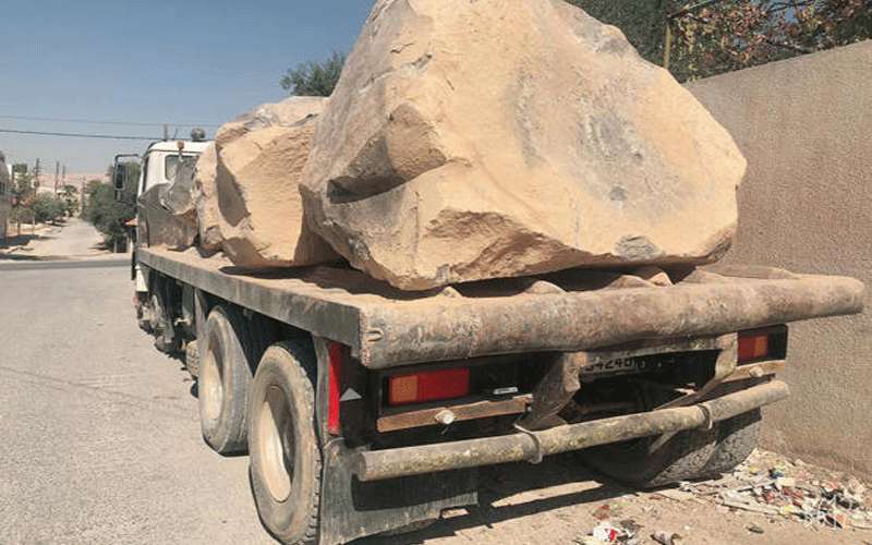 ضبط شاحنتين محملتين بالبازلت المخالف
