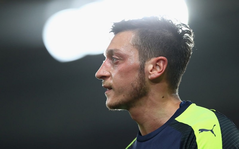 استبعاد أوزيل من تشكيلة آرسنال يعزز