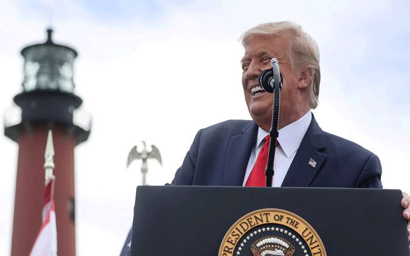 ترامب يسخر من حشود متفرقة مؤيدة