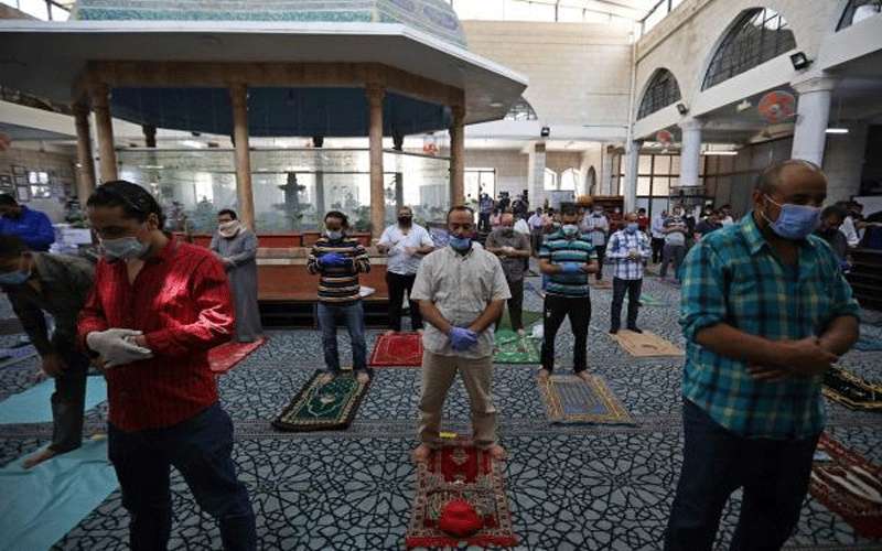الصحة توضح الإشتراطات الواجب على المصلين