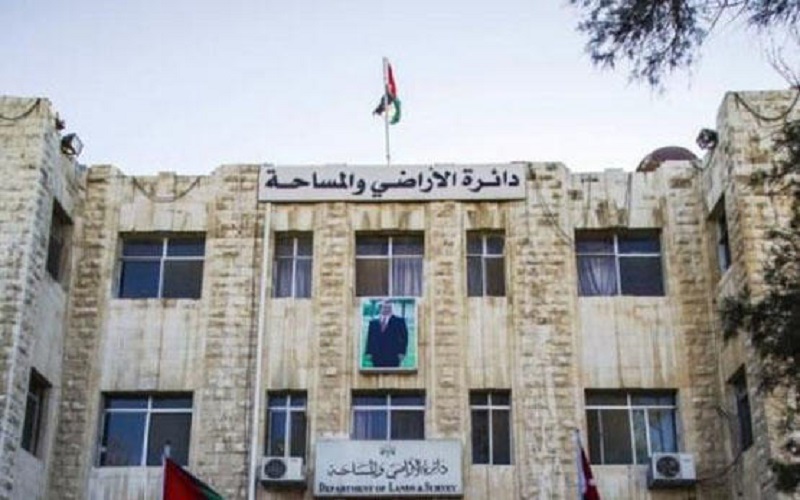 الأراضي تتوقف عن استقبال مراجعيها