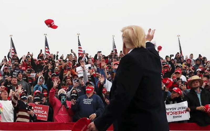 ترامب يتقدم على بايدن لأول مرة