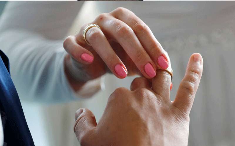 زوجان فلسطينيان يستبدلان حفل الزفاف بعمل