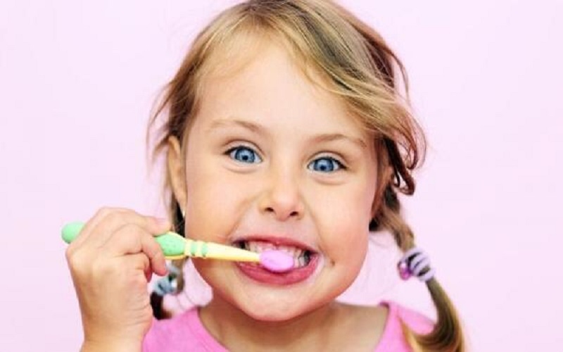 5 طرق سهلة وممتعة لتنظيف أسنان