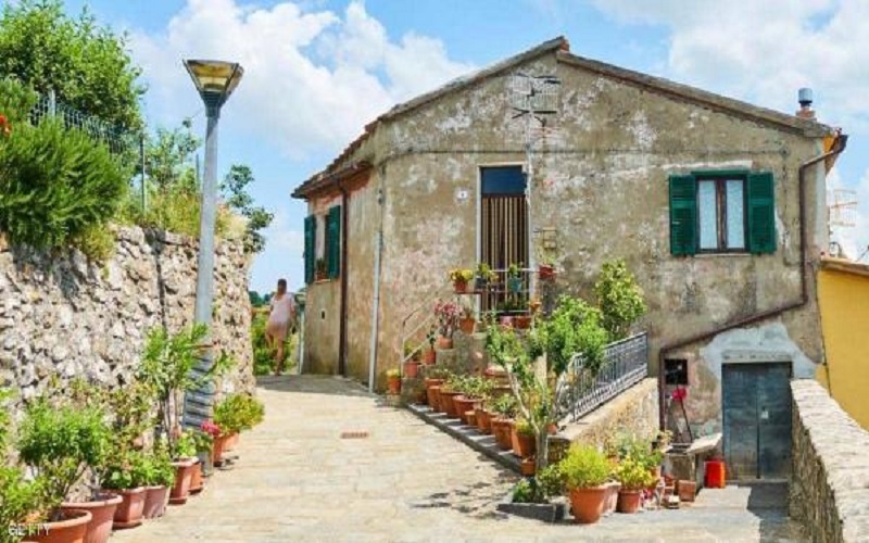 قرية إيطالية تمنح 40 ألف إسترليني