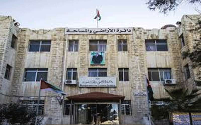 الأراضي والمساحة تعلق دوامها في عدة