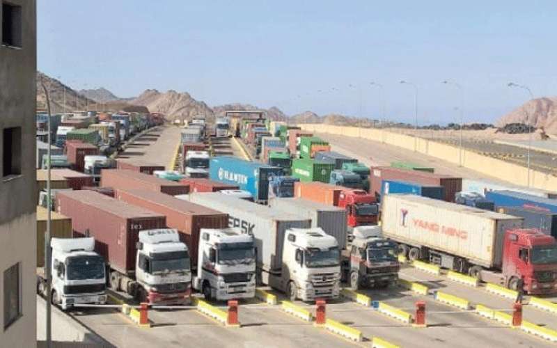 مئات الشاحنات عالقة بين الأردن وسوريا