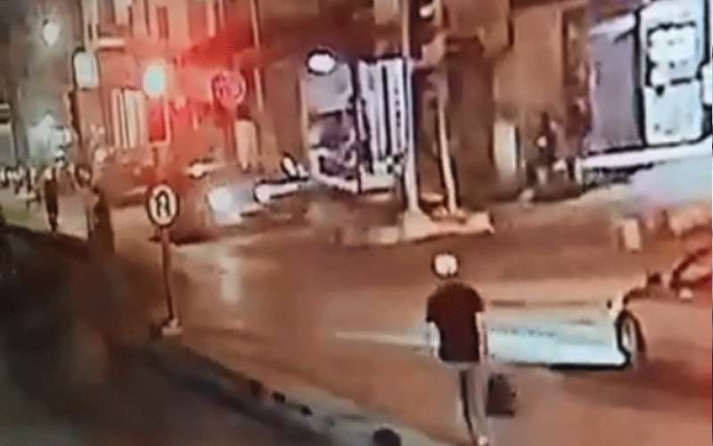 بالفيديو .. سائق يدهس 3 مواطنين