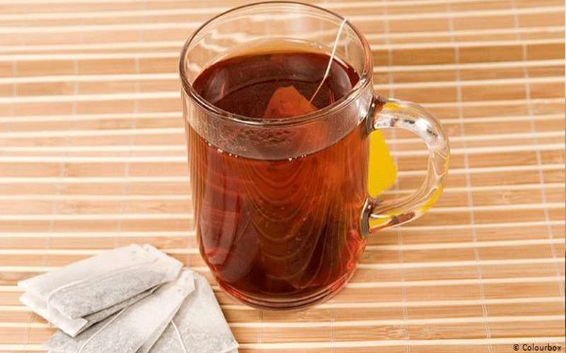 استاذ جامعي أردني يرشق زميله بالشاي