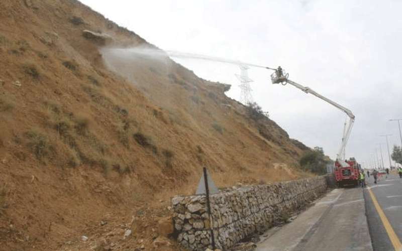 ازالة صخرة كانت تشكل خطرا على