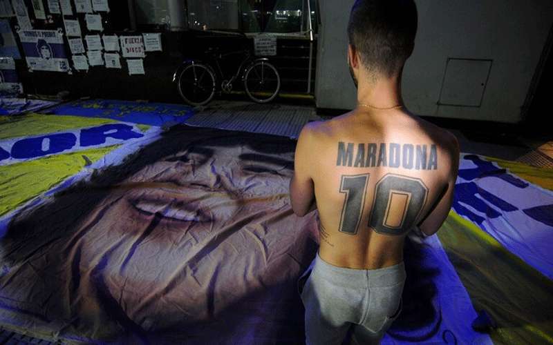 طبيب مارادونا يرفض مغادرة الأسطورة للمستشفى