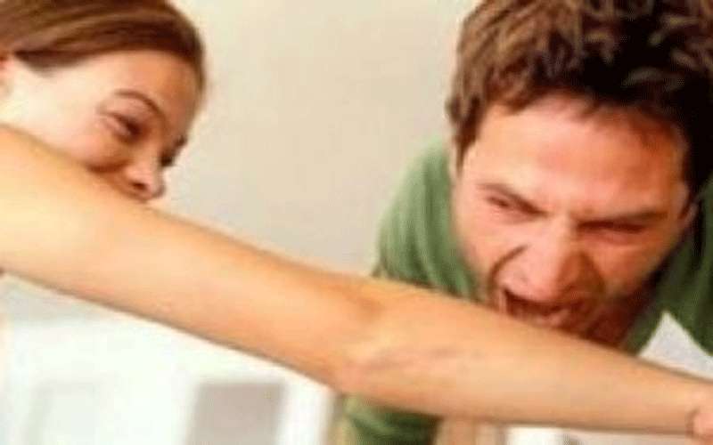 13 الف دولار غرامة لزوج عض