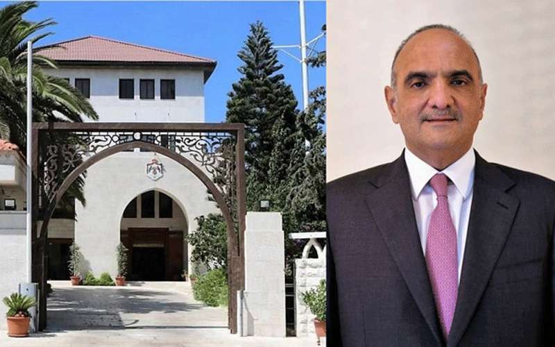 منح موظفين في رئاسة الوزراء مركبات