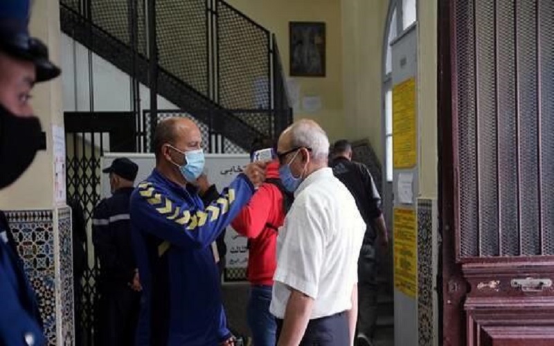 الجزائر تشدد قيود مكافحة كورونا