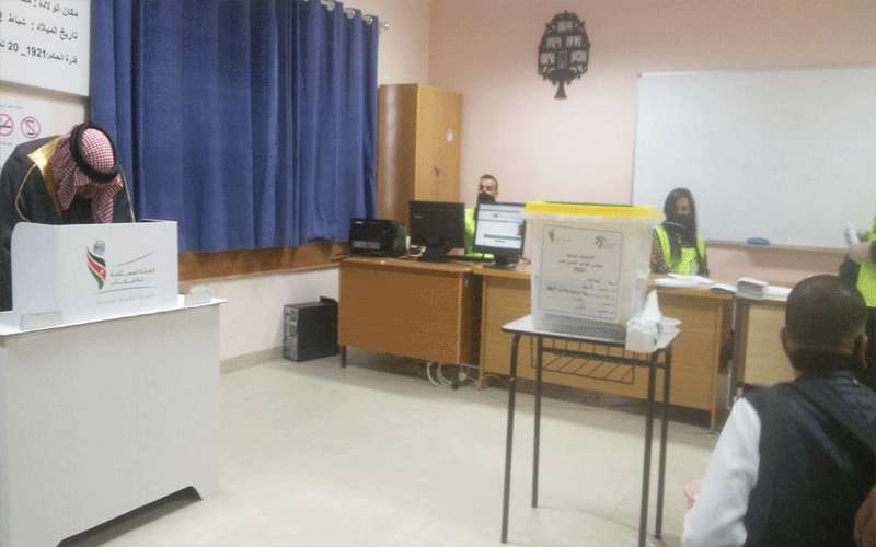 مصابون بكورونا يخالفون قرار الهيئة ويقترعون