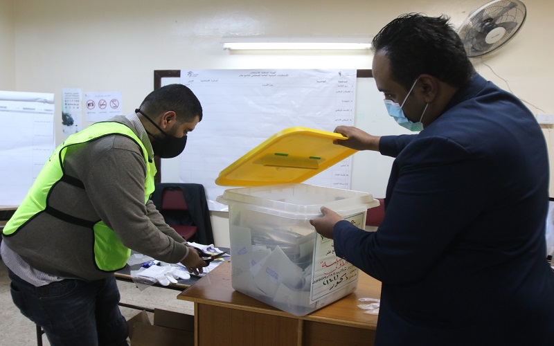 إجراء فرز لصناديق الاقتراع في الدوائر